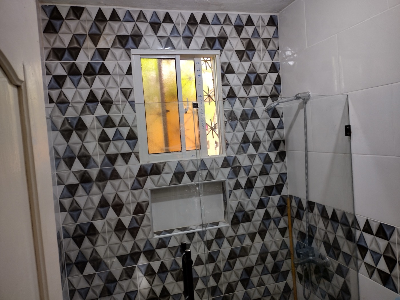 Baño terminado con cerámica 3D